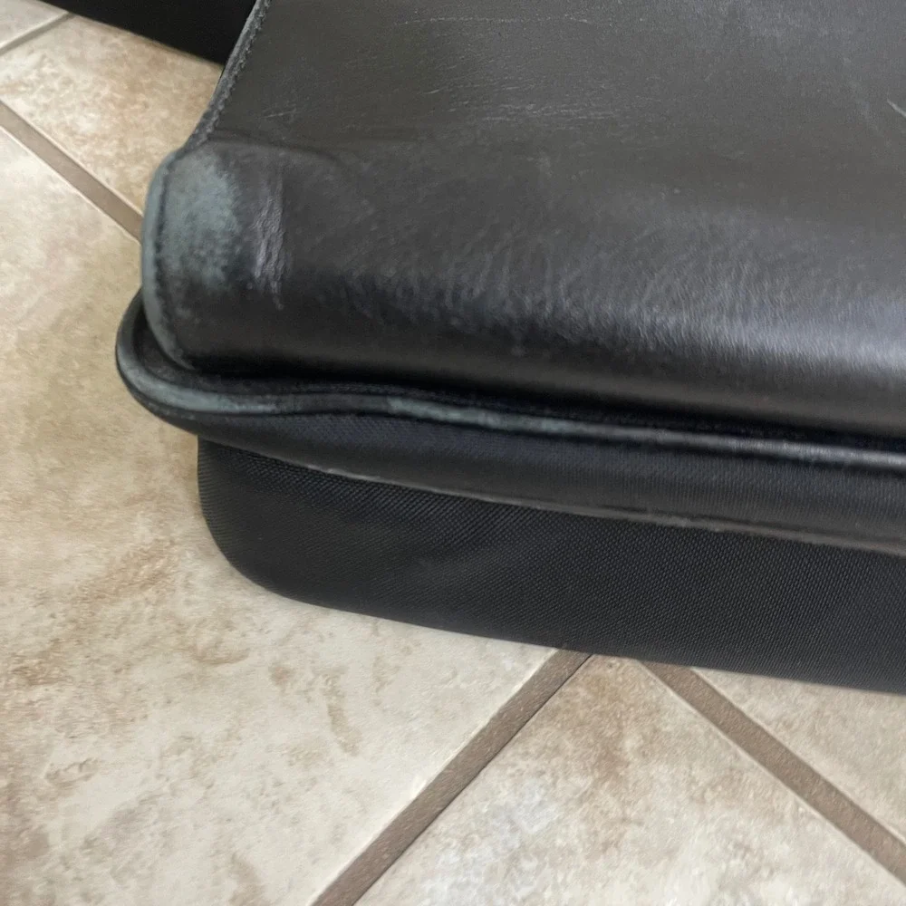 Tumi Black Leather  Nylon Expandable Briefcase Messenger Bag Mens pre loved
